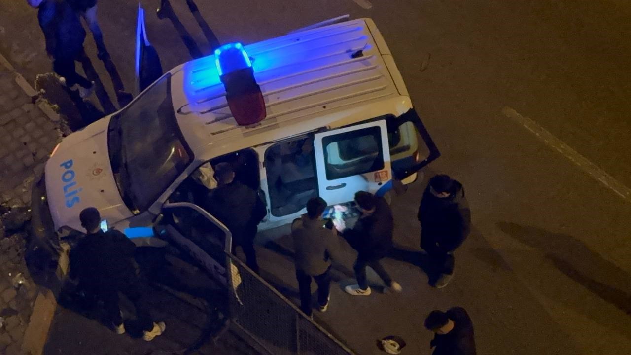 İhbara giderken kaza yapan polis memuru, vatandaşların müdahalesiyle kurtarıldı