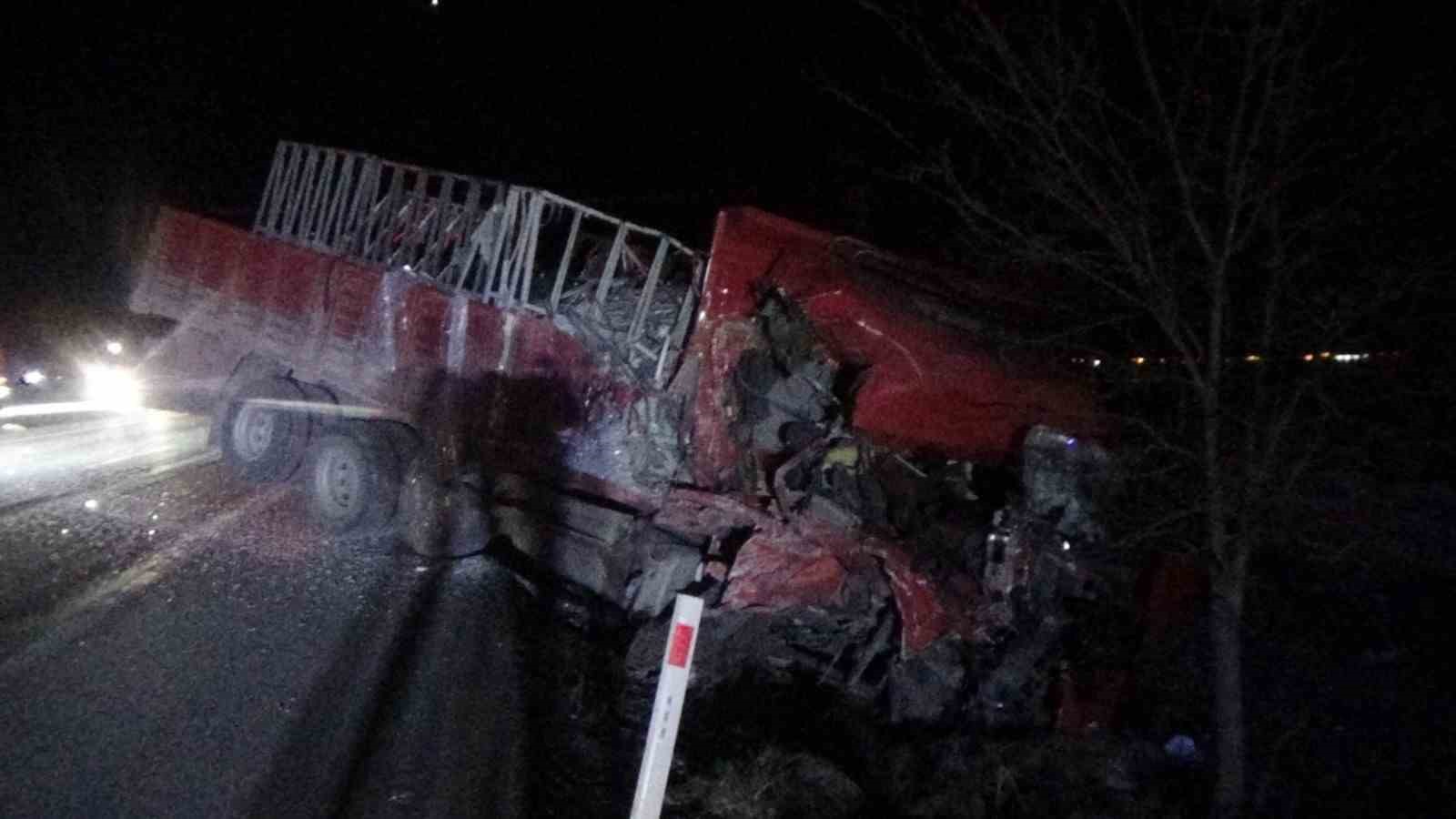 Konya&rsquo;da cam y&uuml;kl&uuml; kamyon askeri araca &ccedil;arptı: 1 yaralı
