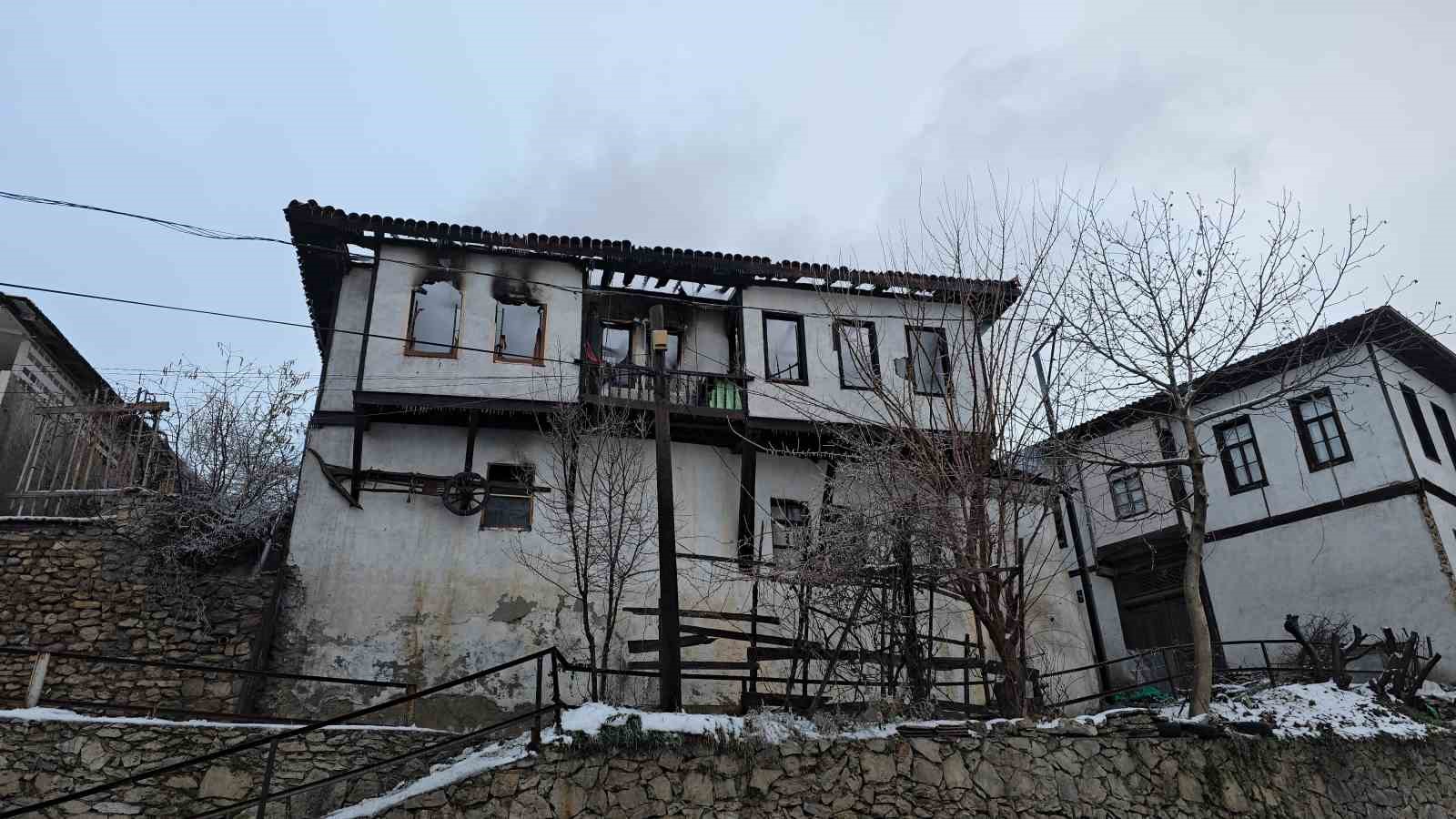 Safranbolu&rsquo;da 150 yıllık tarihi konak alevlere teslim oldu
