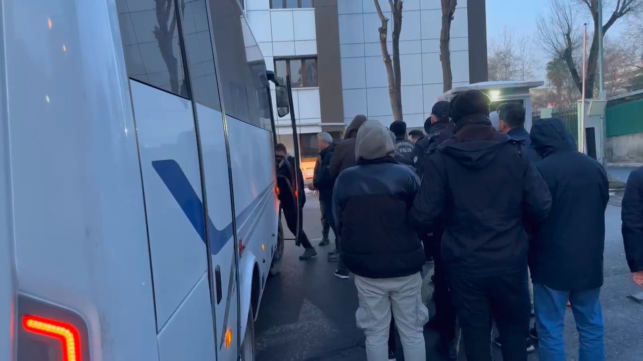 İstanbul’da ‘Kıskaç-40’ operasyonunda yakalanan 20 şüpheli adliyeye sevk edildi