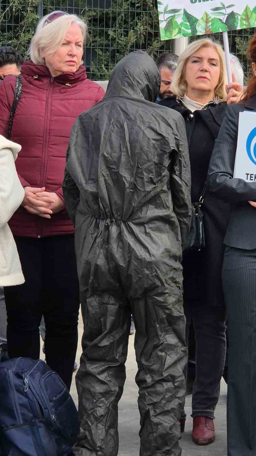 Siyah tulum giyip yere yattı: Tekirdağ’da liman protestosu