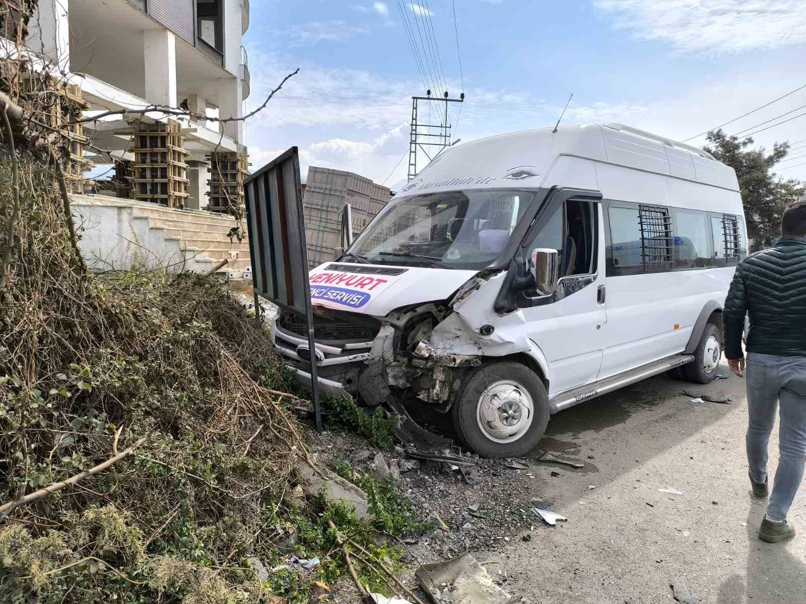 Servisle, 2 otomobilin &ccedil;arpıştığı kazada 5 kişi yaralandı
