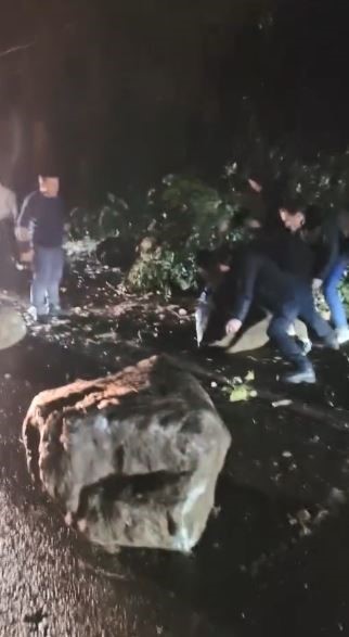 Gürcistan Sarpi bölgesinde heyelan yolu kapattı