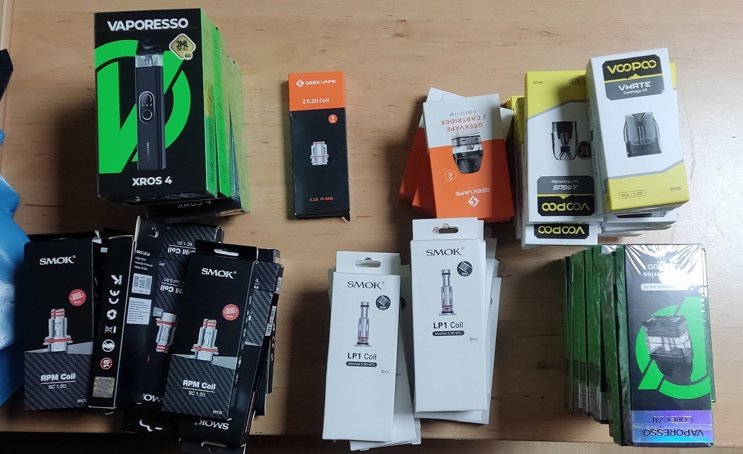 Elektronik sigaraları v&uuml;cutlarına yapıştıran &uuml;&ccedil;&uuml; kadın 6 Bulgar yakalandı
