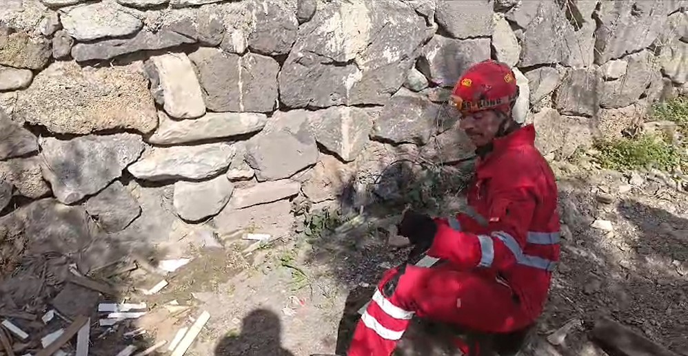 Evin bah&ccedil;esine giren yılanı itfaiye yakaladı
