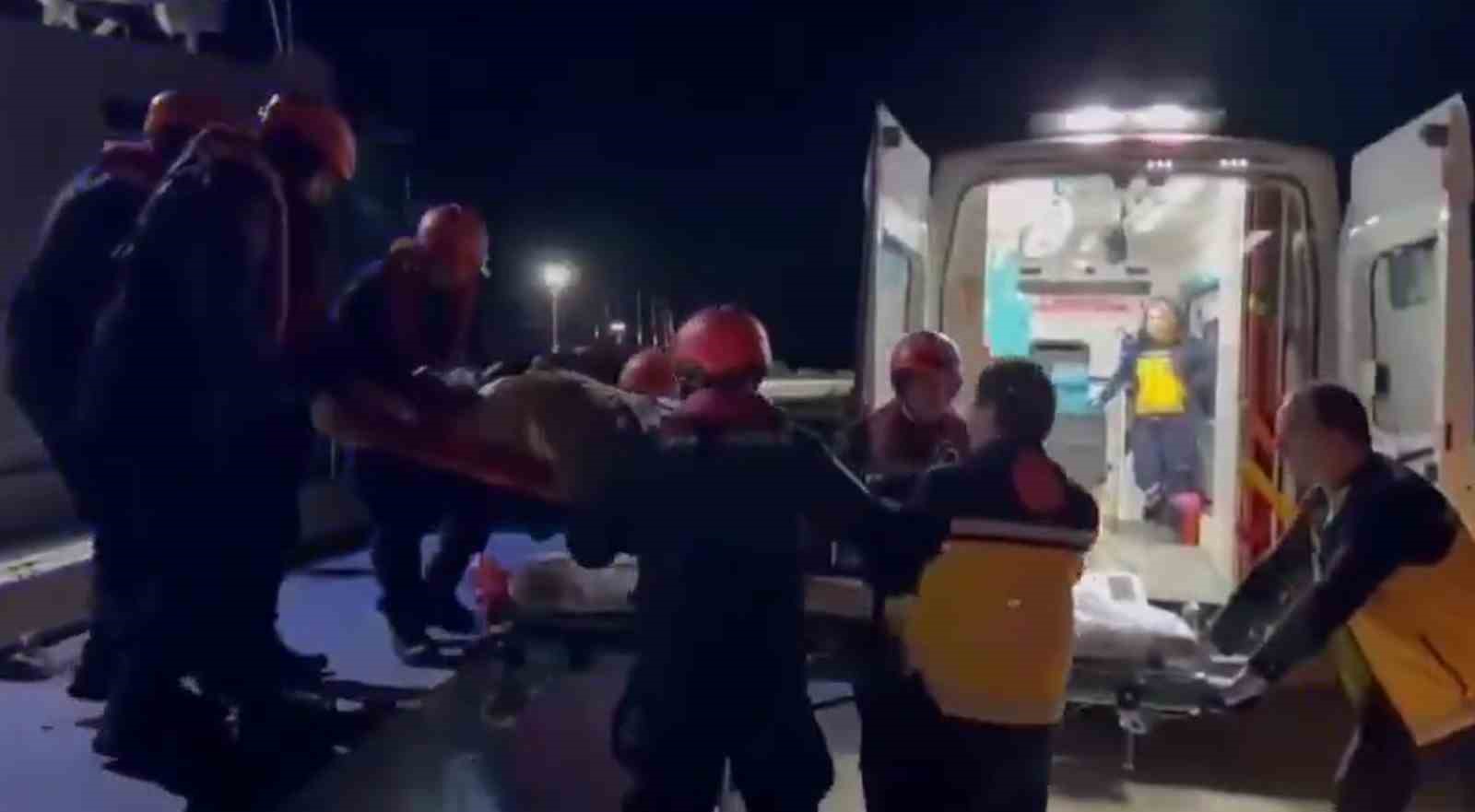 Çanakkale’de göğüs solunum rahatsızlığı tanısı konulan hasta Sahil Güvenlik botu ile tahliye edildi