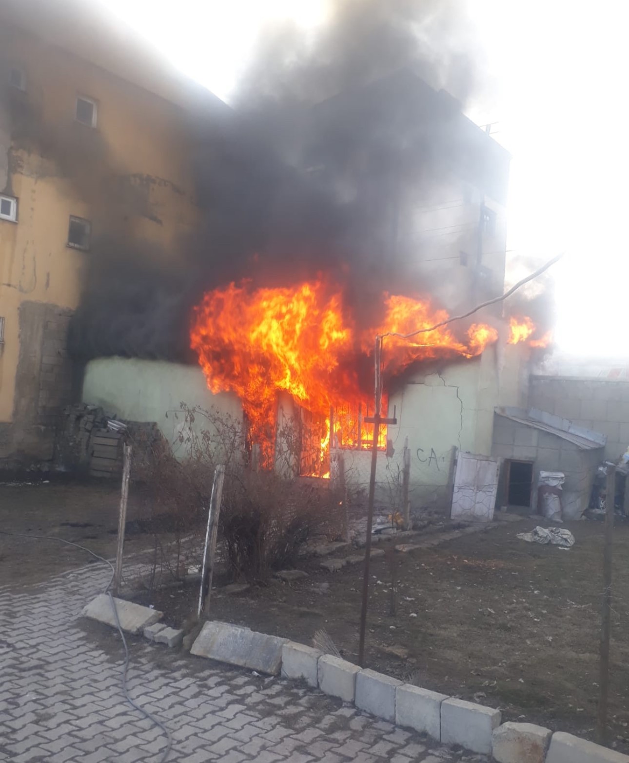 Yüksekova’da iftar vakti çıkan yangın korkuttu: Ekipler anında müdahalede bulundu