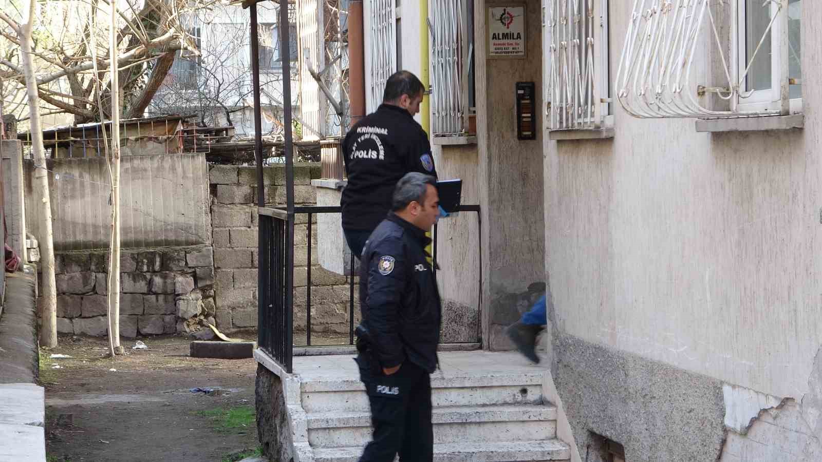 Genç kız annesini defalarca bıçaklayarak öldürdü