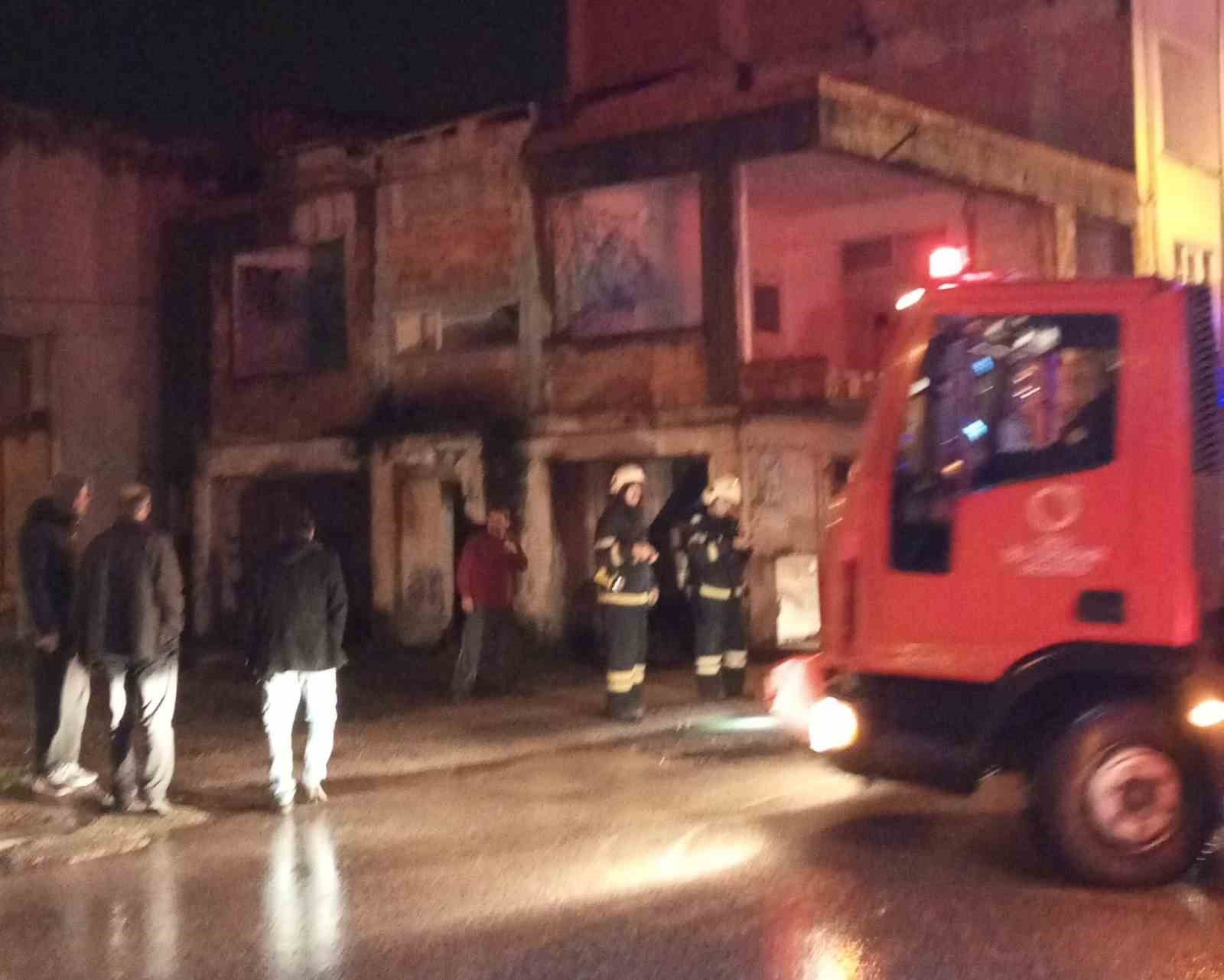 Ordu’da metruk binada yakılan ateş itfaiyeyi alarma geçirdi