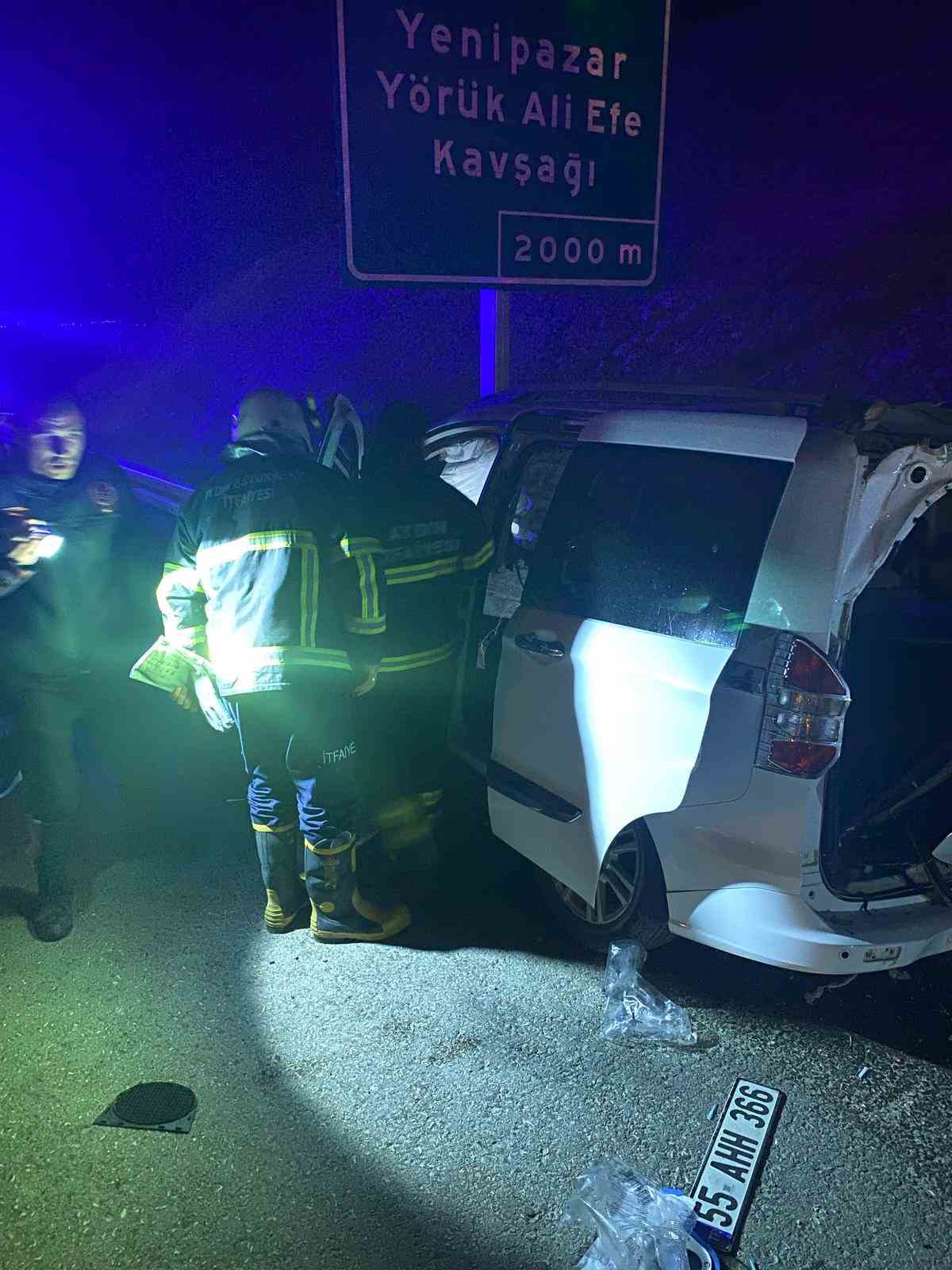 Ticari araç bariyere ok gibi saplandı: 4 yaralı