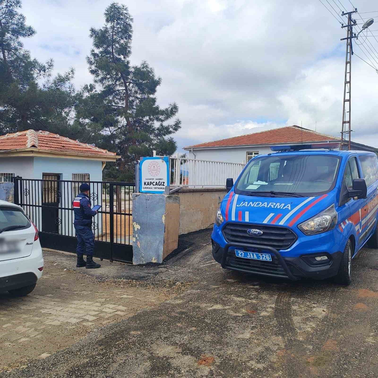 Gaziantep&rsquo;te jandarmadan okul &ccedil;evrelerinde huzur-g&uuml;ven uygulaması
