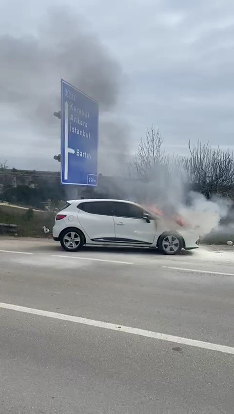 Alev alan otomobilin yardımına itfaiye ekipleri yetişti

