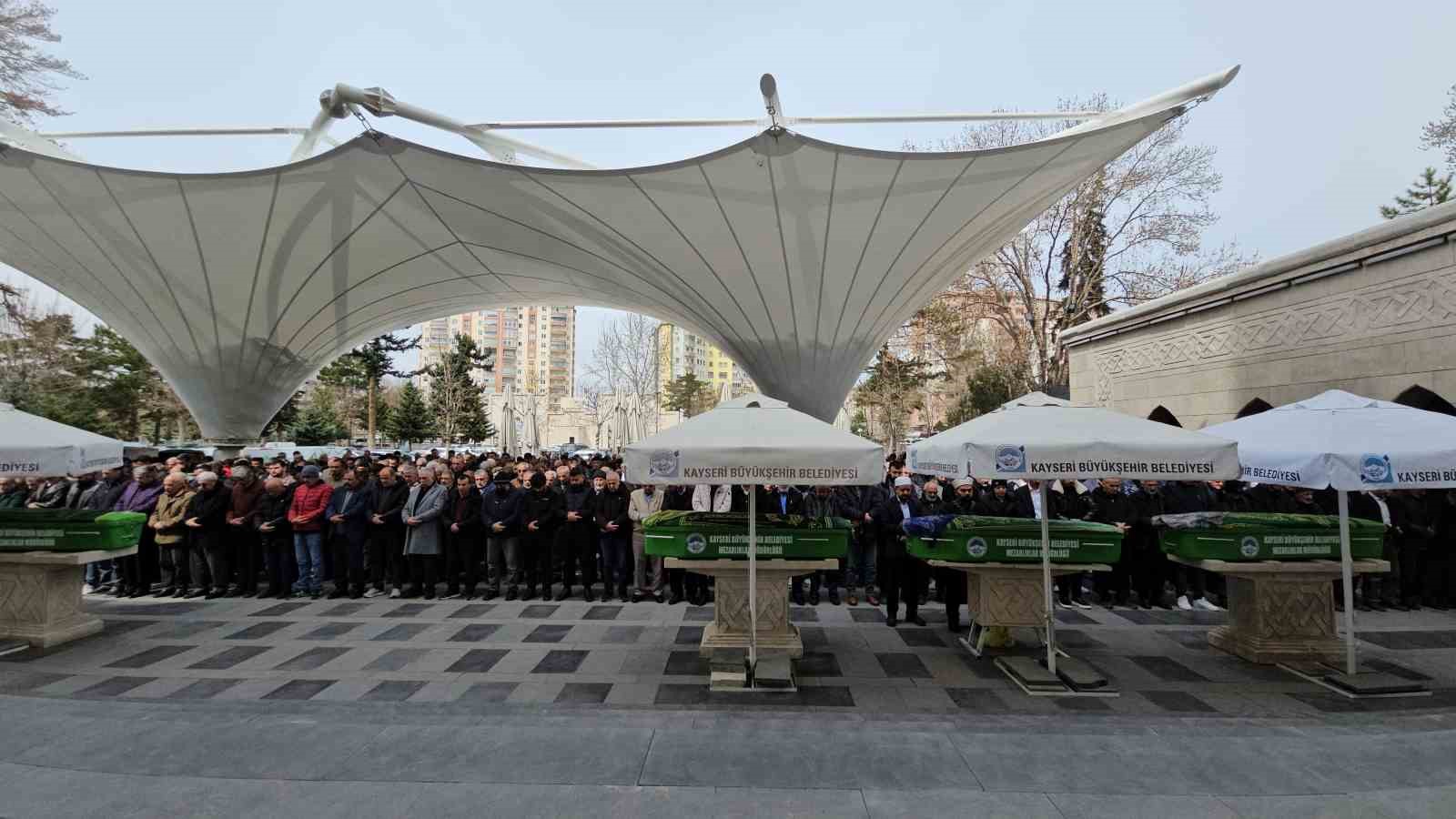 Kızı tarafından defalarca bı&ccedil;aklanarak &ouml;ld&uuml;r&uuml;len anne son yolculuğuna uğurlandı
