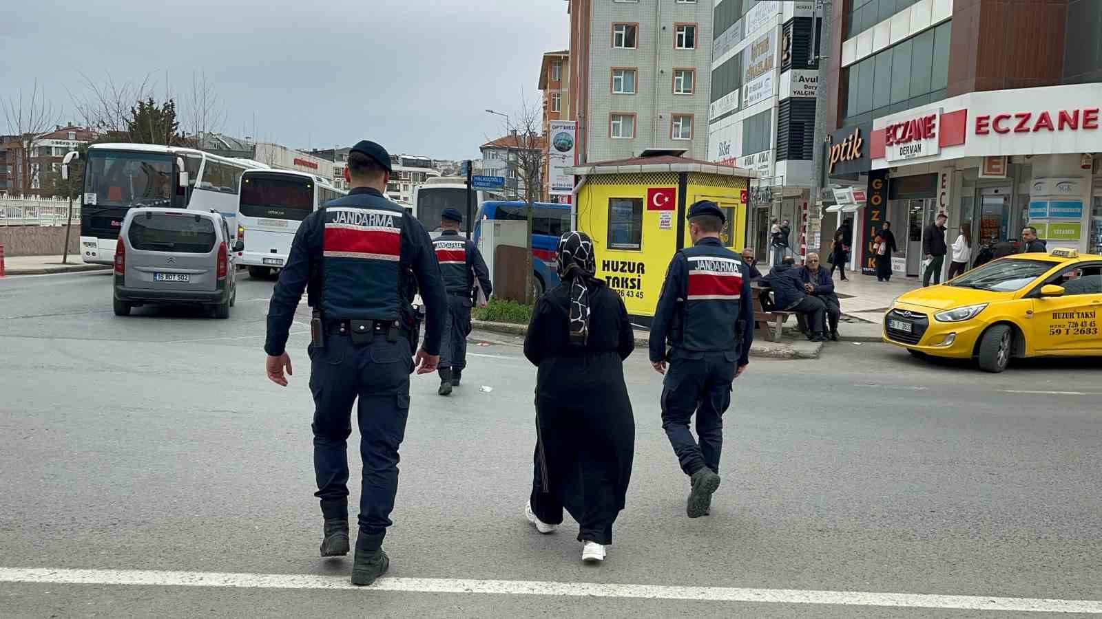 Kız ka&ccedil;ırma olayına karışan kadın tutuklandı
