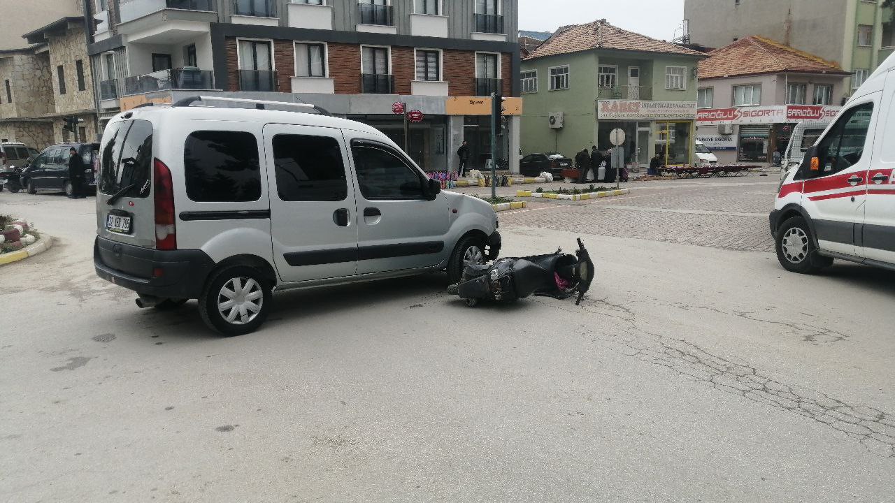 Isparta&rsquo;da kazada yola savrulan motosiklet s&uuml;r&uuml;c&uuml;s&uuml; yaralandı
