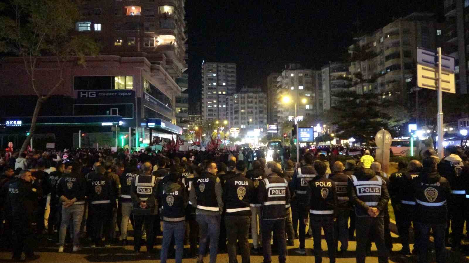 Adana’da izinsiz gösteri yapan gruba polisten müdahale