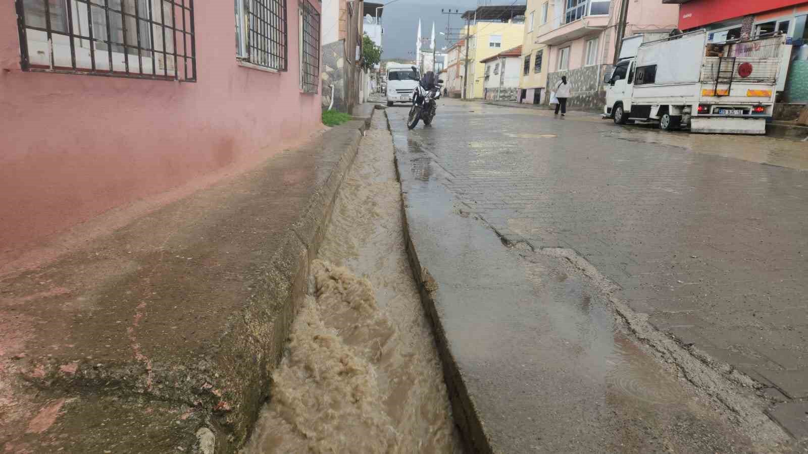 Edremit&rsquo;te sağanak etkili oldu, cadde ve sokaklar dereye d&ouml;nd&uuml;
