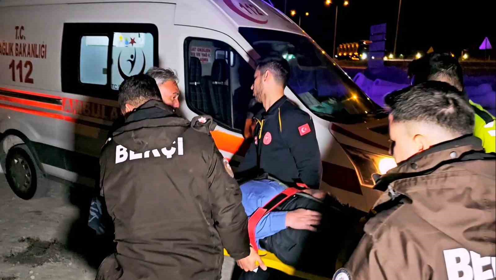 Yoldan &ccedil;ıkan otomobil 200 metre s&uuml;r&uuml;klendi, evin duvarına &ccedil;arptı: 1 yaralı
