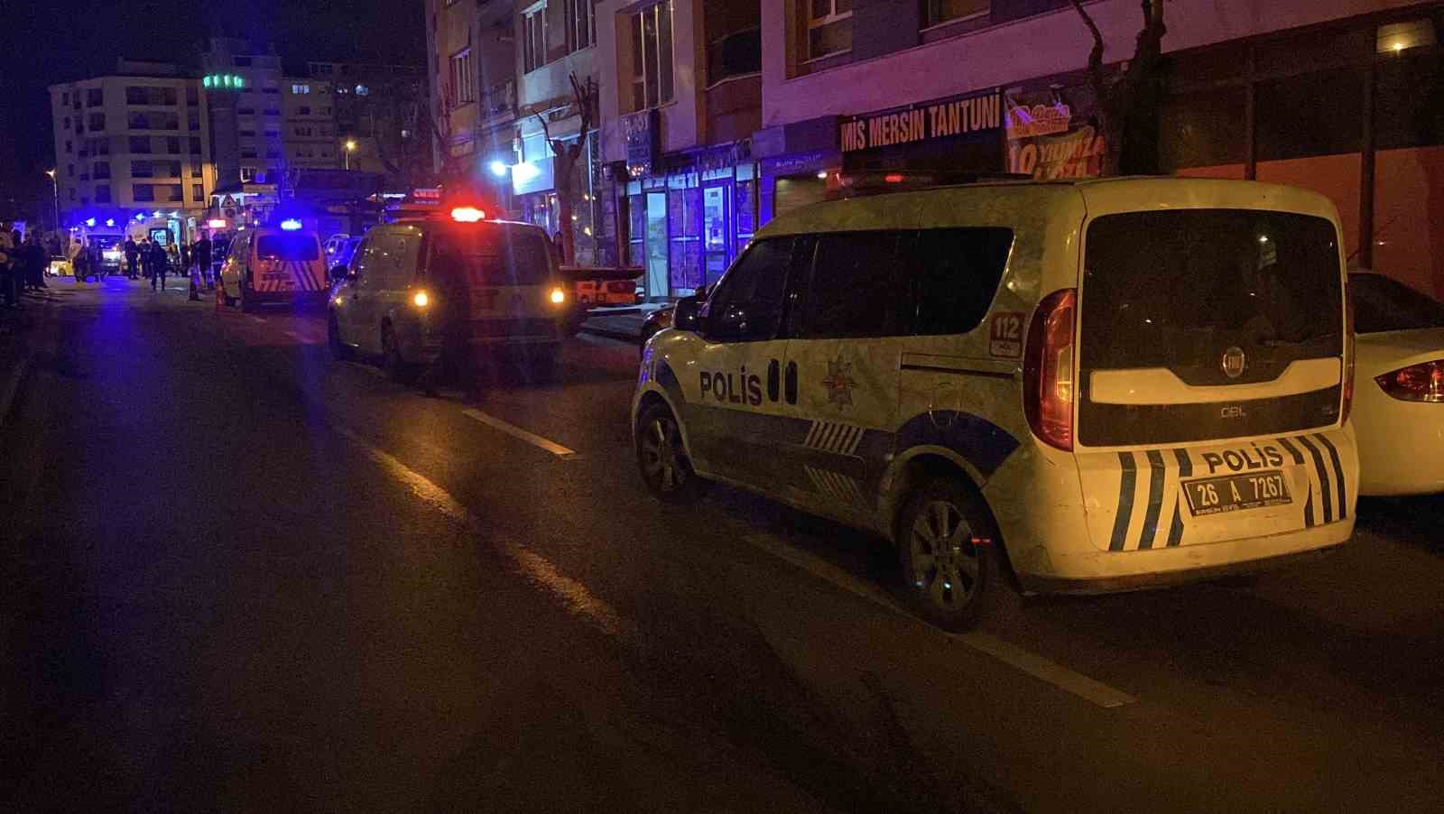 Ağzındaki sigarayla uyuyakalınca evi alev aldı, komşuları yangını &uuml;st kattan izledi
