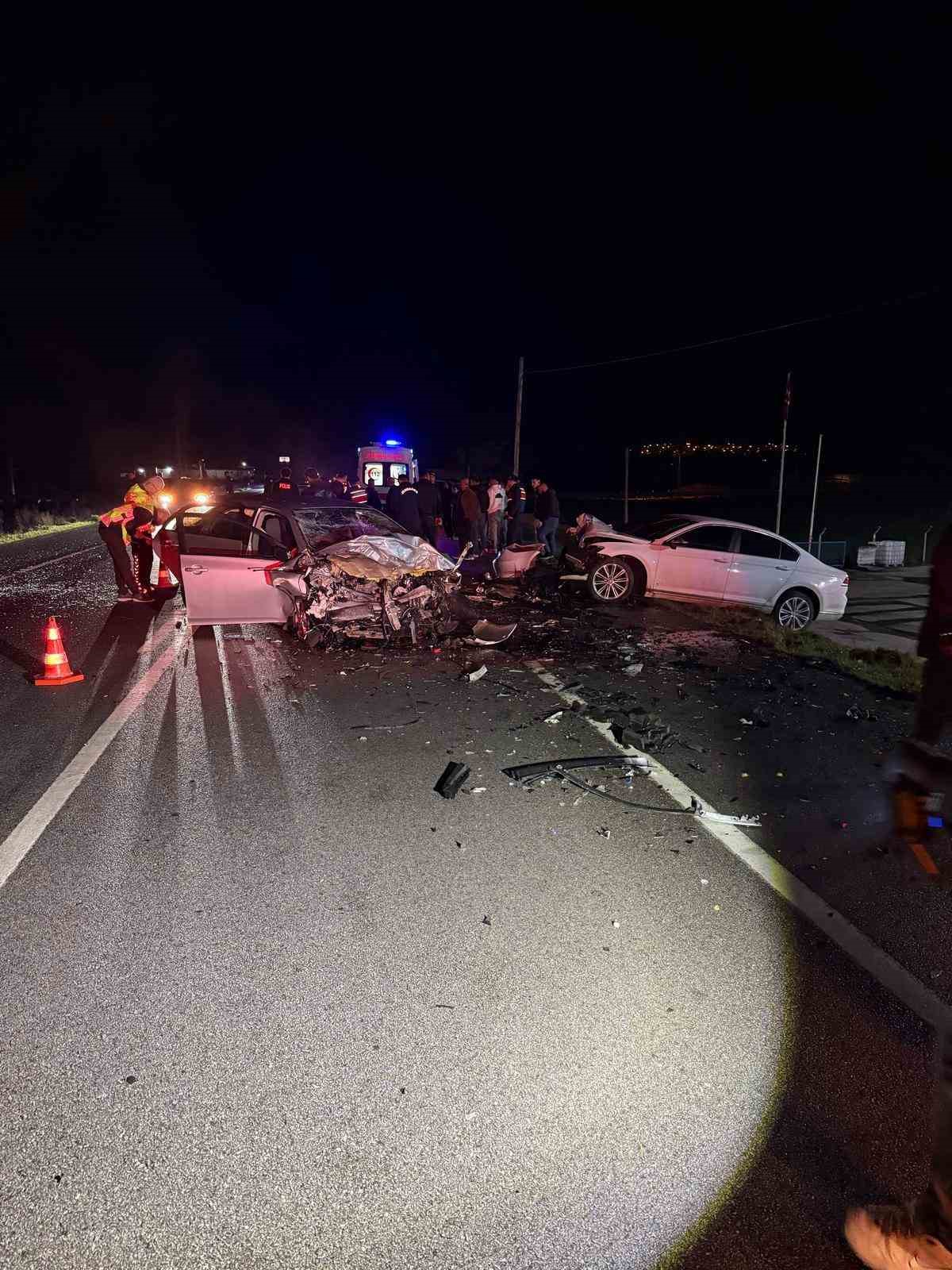 &Ccedil;anakkale&rsquo;de bayramın 2&rsquo;nci g&uuml;n&uuml; feci kaza... İki otomobil kafa kafaya &ccedil;arpıştı: 3 &ouml;l&uuml;, 1 yaralı
