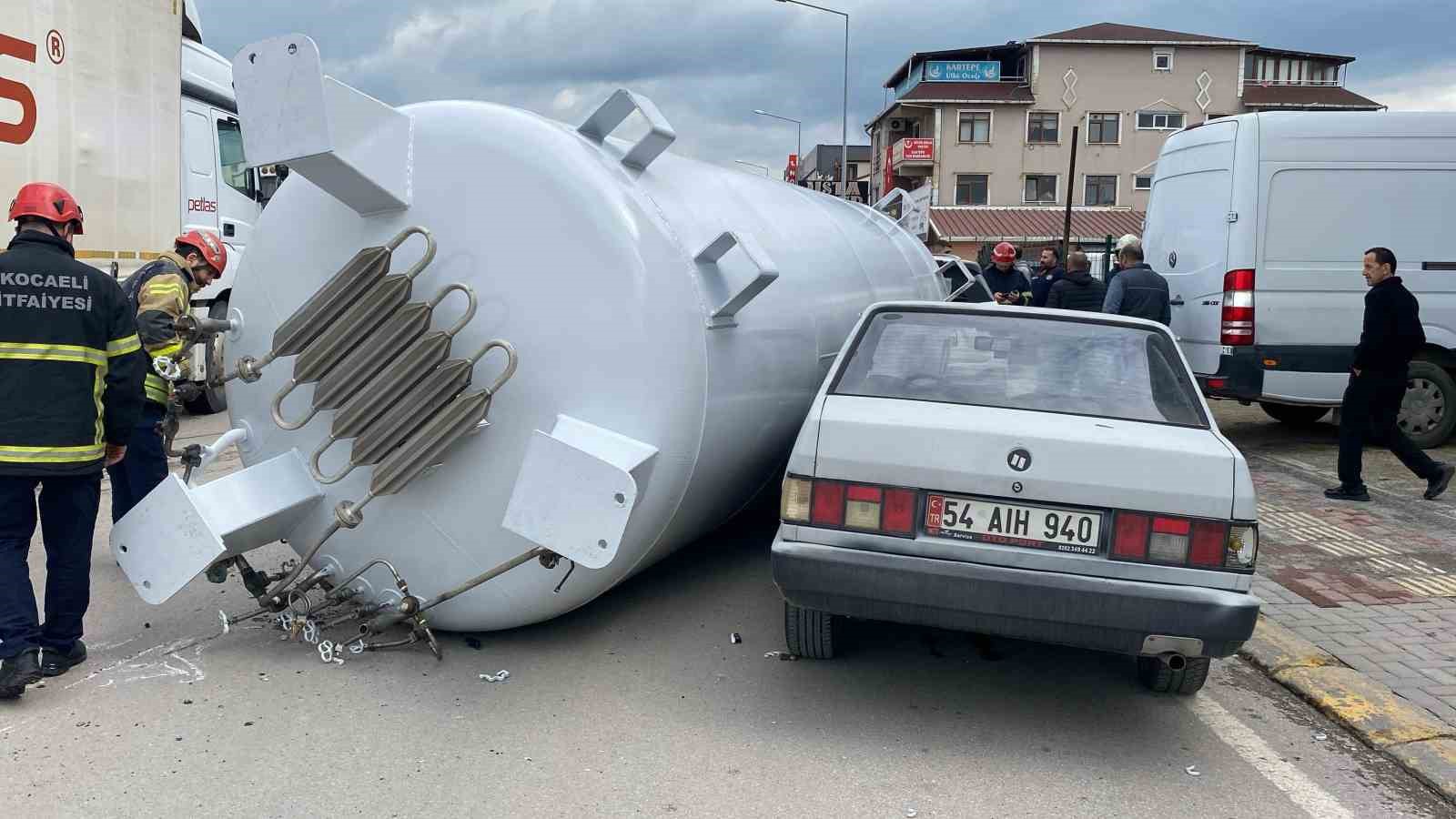 Gaz tankeri yola d&uuml;şt&uuml;, iki otomobile &ccedil;arptı
