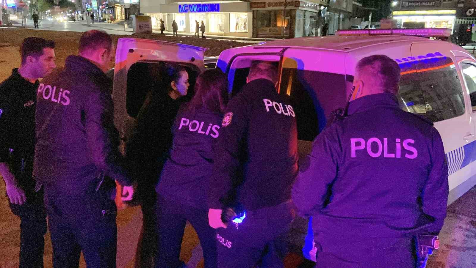 Kendisine yardımcı olmak isteyen polisi itip, "Köpek gibi bekliyorlar" diye şikayet etti