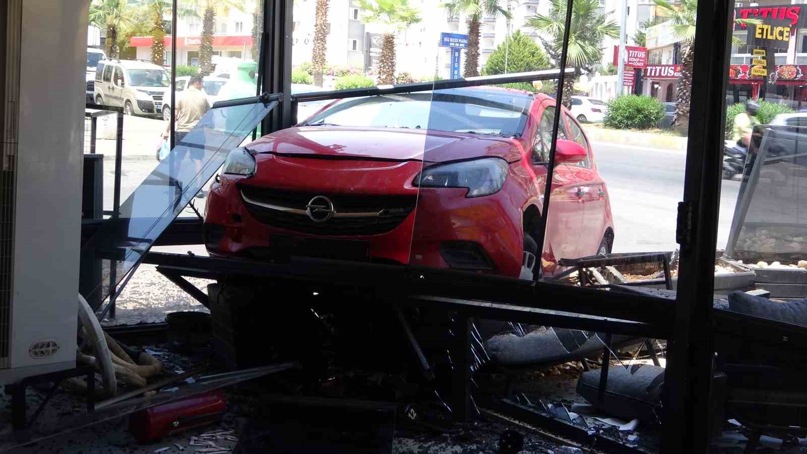 Mersin’de kontrolünü kaybeden kadın sürücü aracıyla kafeye daldı