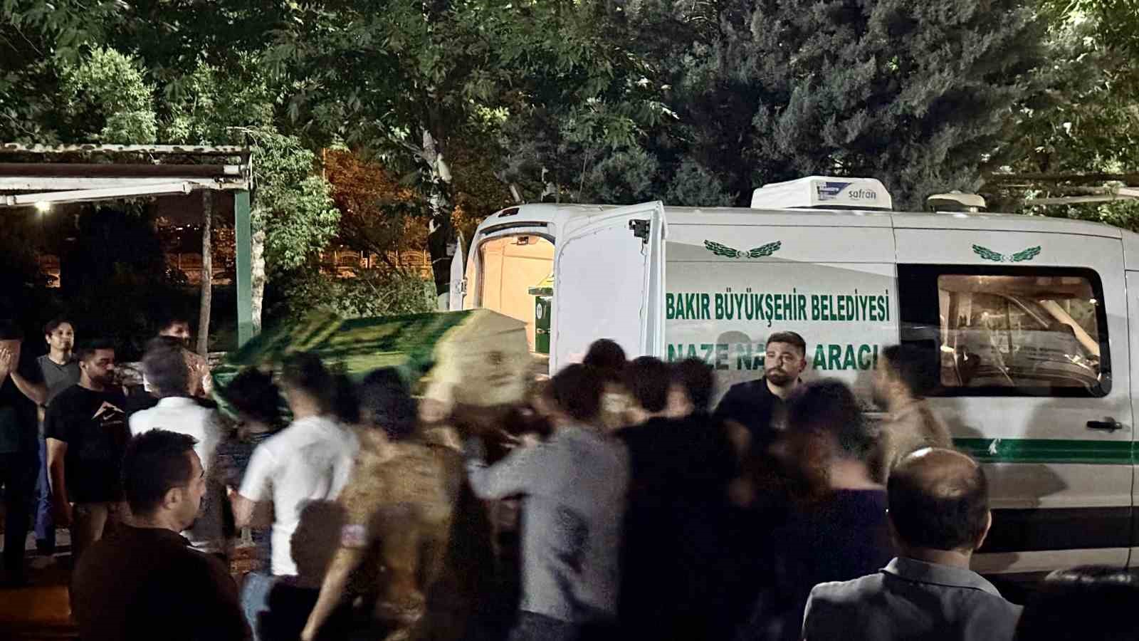 Batman&rsquo;da trafik kazasında hayatını kaybedenlerden Fesih Barut Diyarbakır&rsquo;da defnedildi
