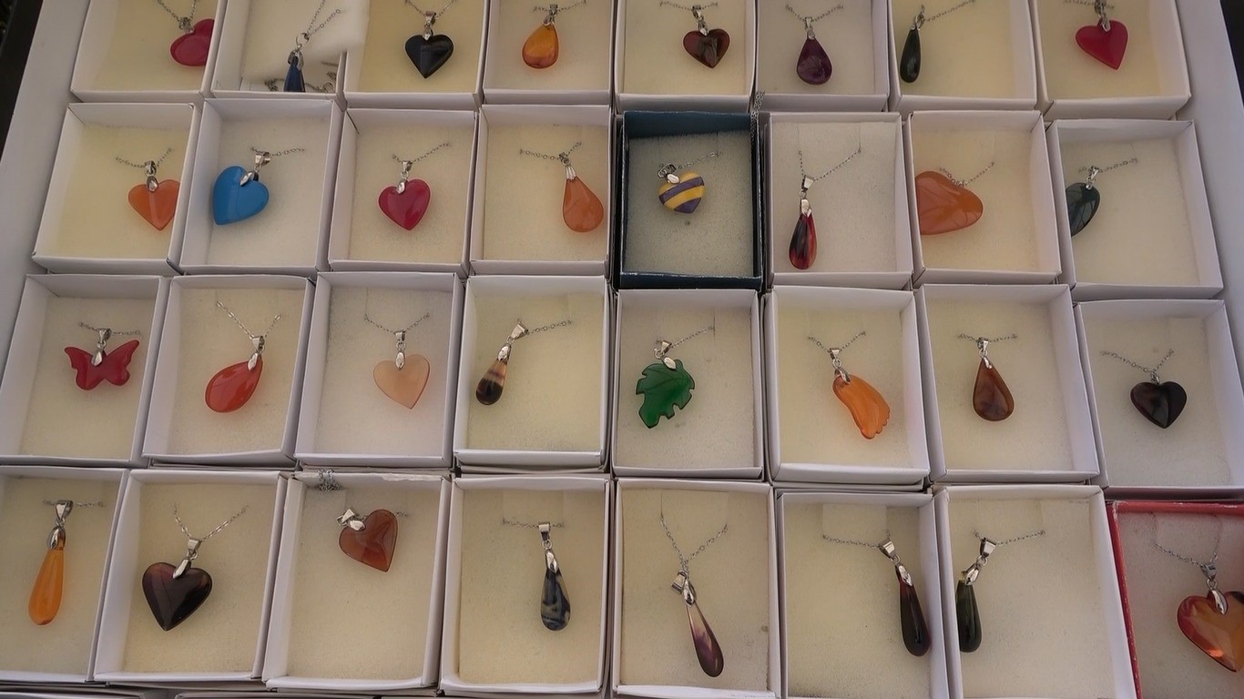 (ÖZEL) Kütahyalı sanatçı Erdoğan Başaran’dan sıkma kehribardan özgün kolyeler
