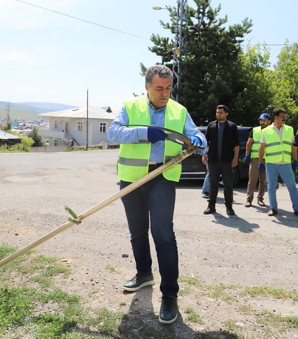 Ardahan’da mahallede temizlik ve bakım çalışması
