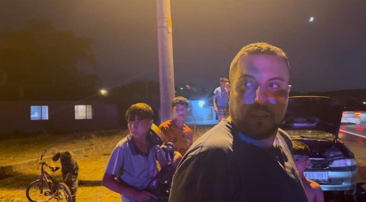 Aracı yanan s&uuml;r&uuml;c&uuml;n&uuml;n yardımına vatandaşlar koştu
