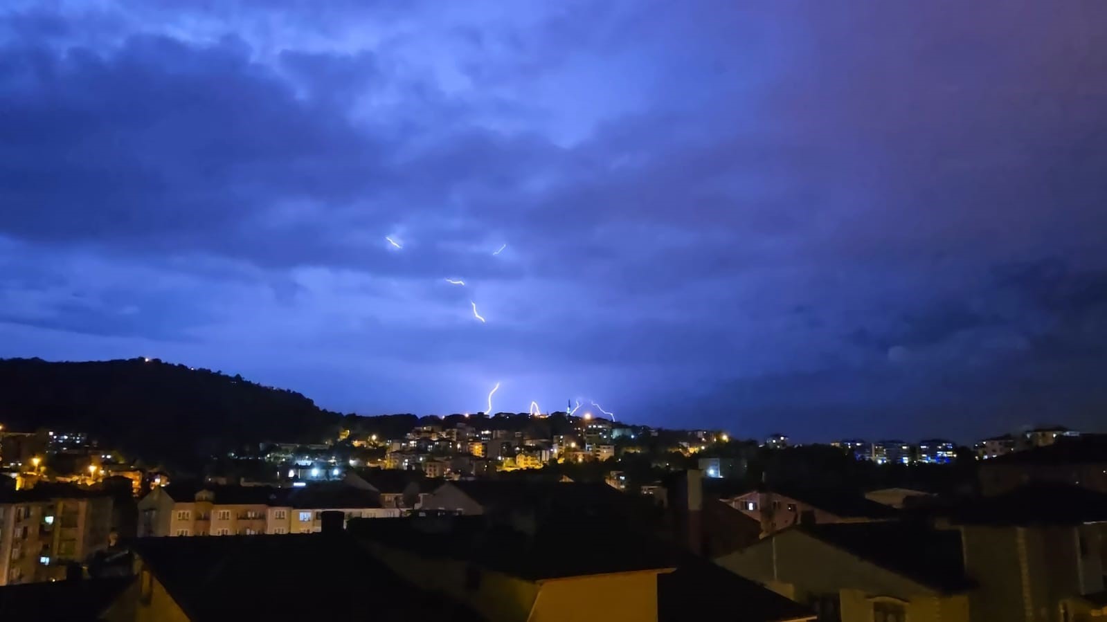 Zonguldak’ın Ereğli ilçesinde şimşekler geceyi aydınlattı
