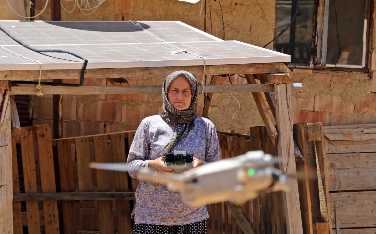 Sürüsüne dadanan kurtlar, çoban kadını dron pilotu yaptı