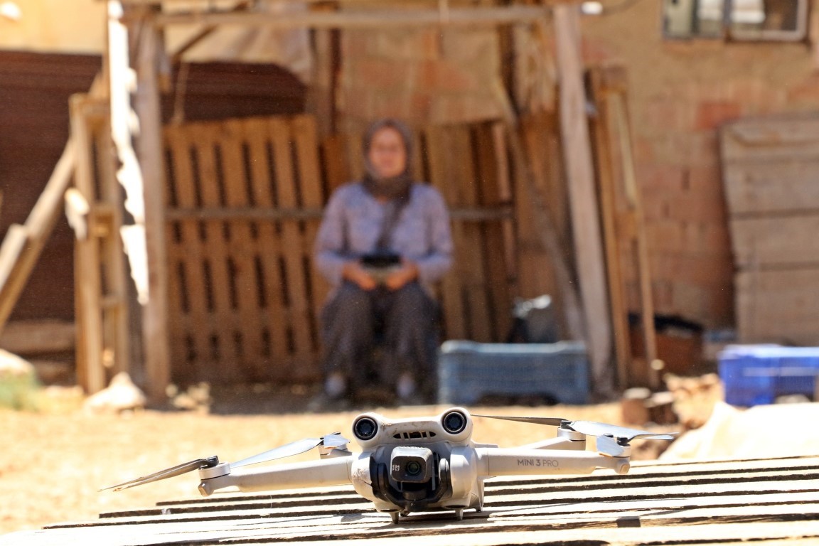 Sürüsüne dadanan kurtlar, çoban kadını dron pilotu yaptı