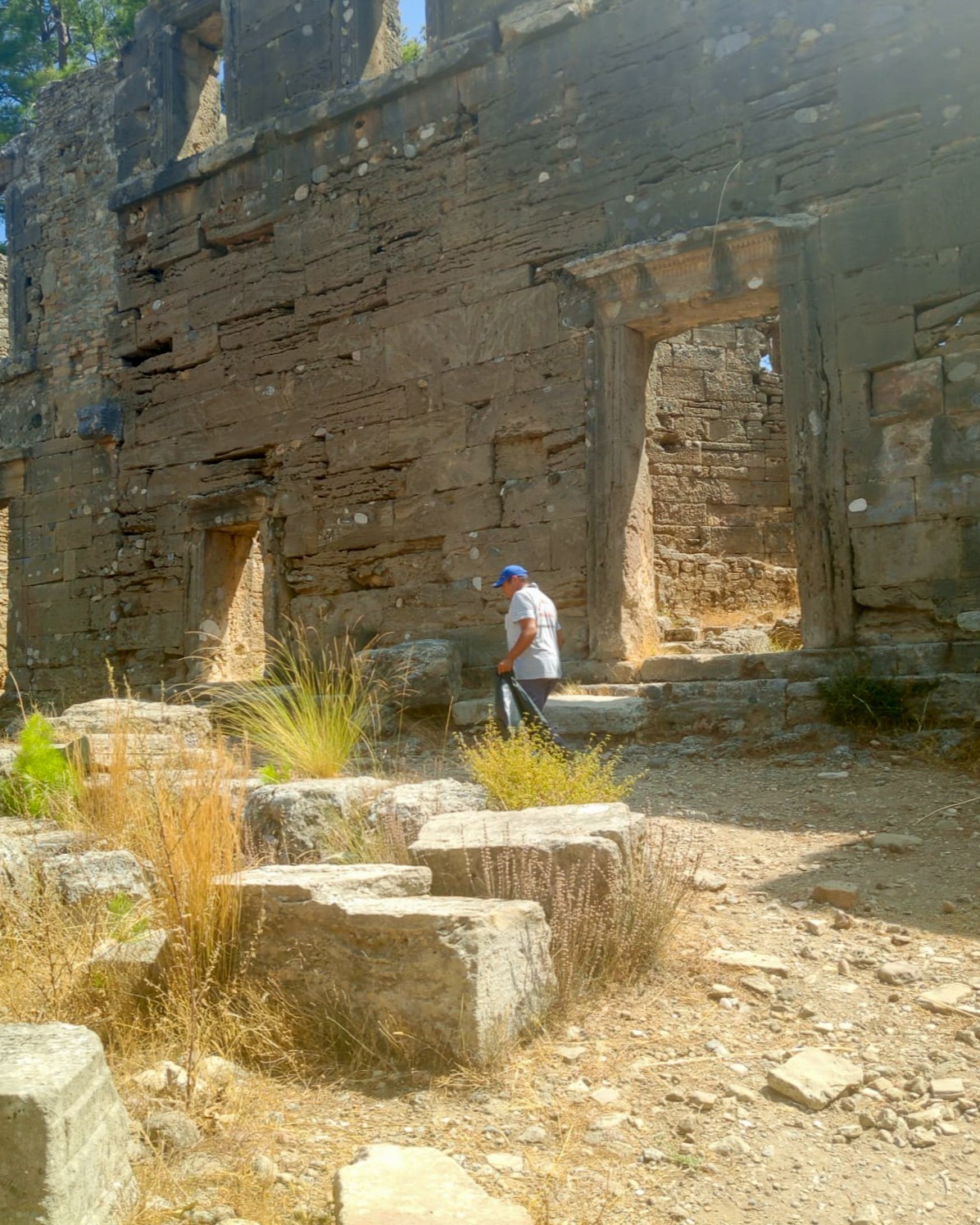 Manavgat Belediyesi’nden tarihi bölgelerde çevre temizliği
