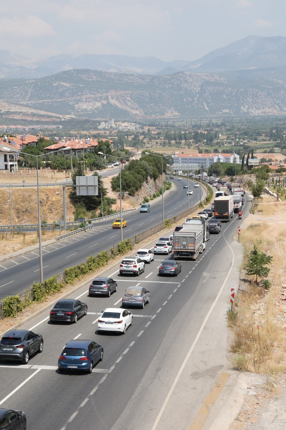 Denizli-Aydın kavşağında 2 kilometrelik ara&ccedil; kuyruğu oluştu
