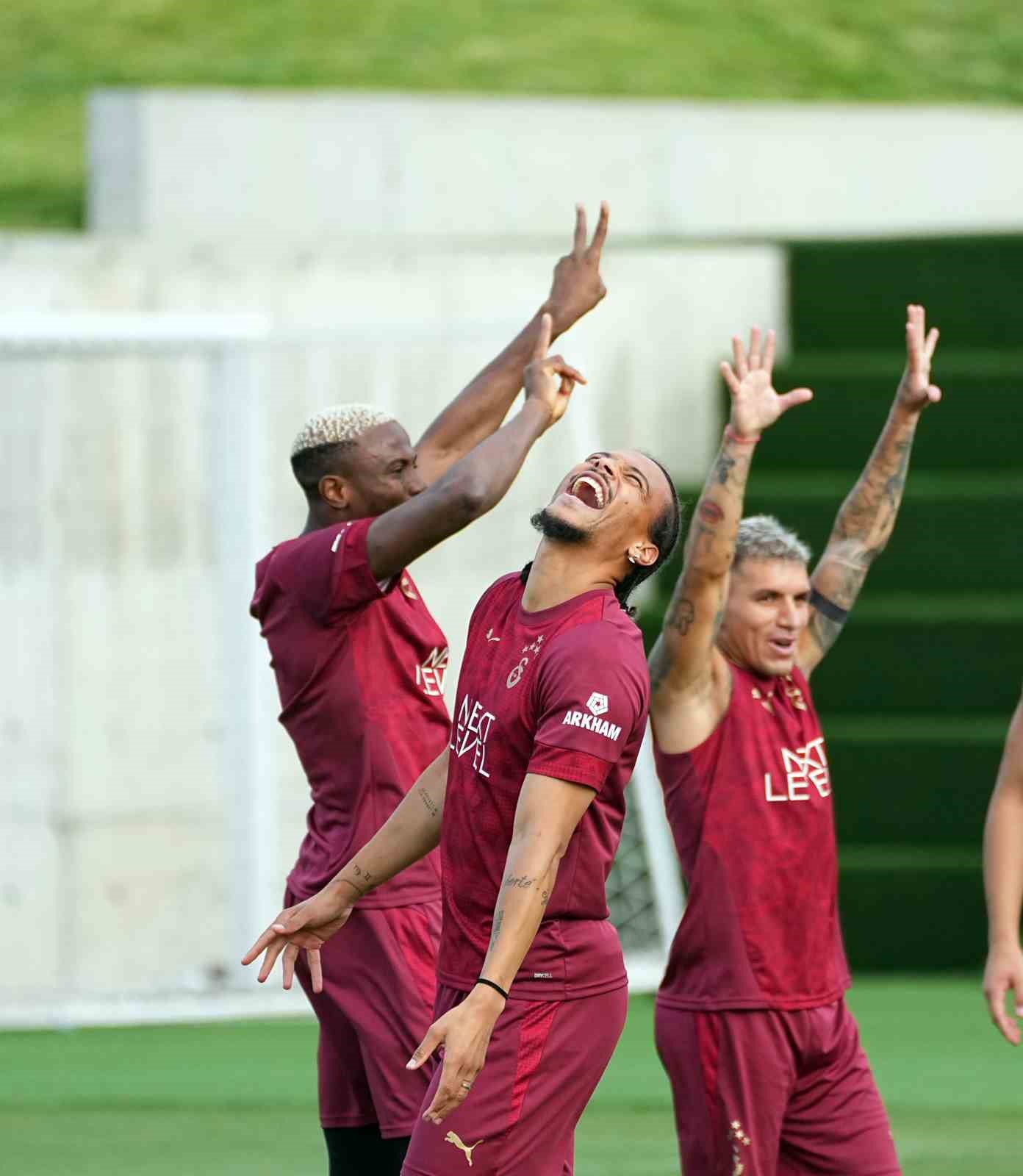 Osimhen, Galatasaray formasıyla ilk antrenmanına &ccedil;ıktı
