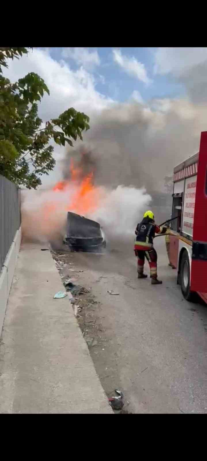 Bandırma Sanayi Sitesi&rsquo;nde ara&ccedil; yangını korkuttu
