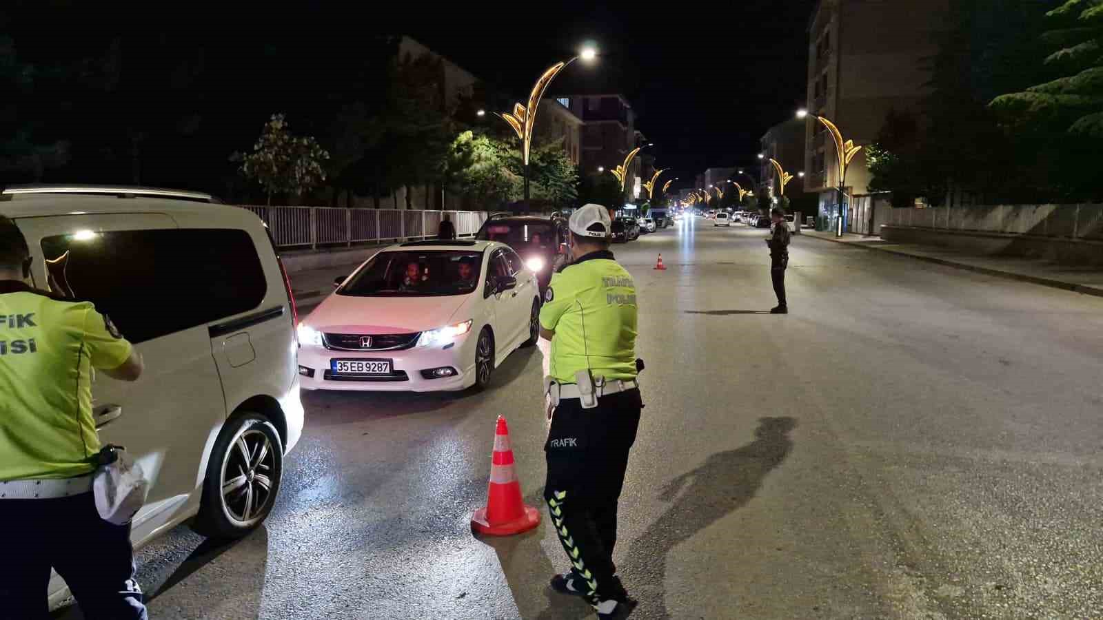 Trafik kurallarını ihlal eden s&uuml;r&uuml;c&uuml;lere idari para cezası uygulandı
