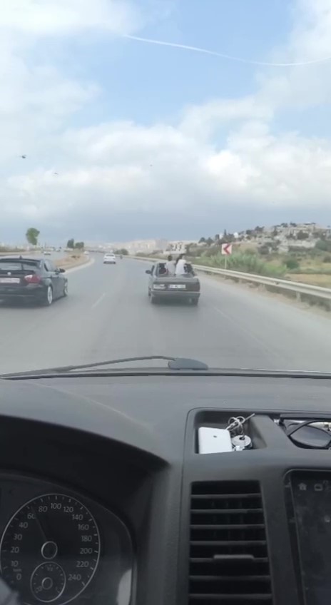 &Ccedil;ocukların, arka camı olmayan TOFAŞ&rsquo;tan dışarı &ccedil;ıkarak yaptıkları &ouml;l&uuml;m&uuml;ne yolculuk kamerada
