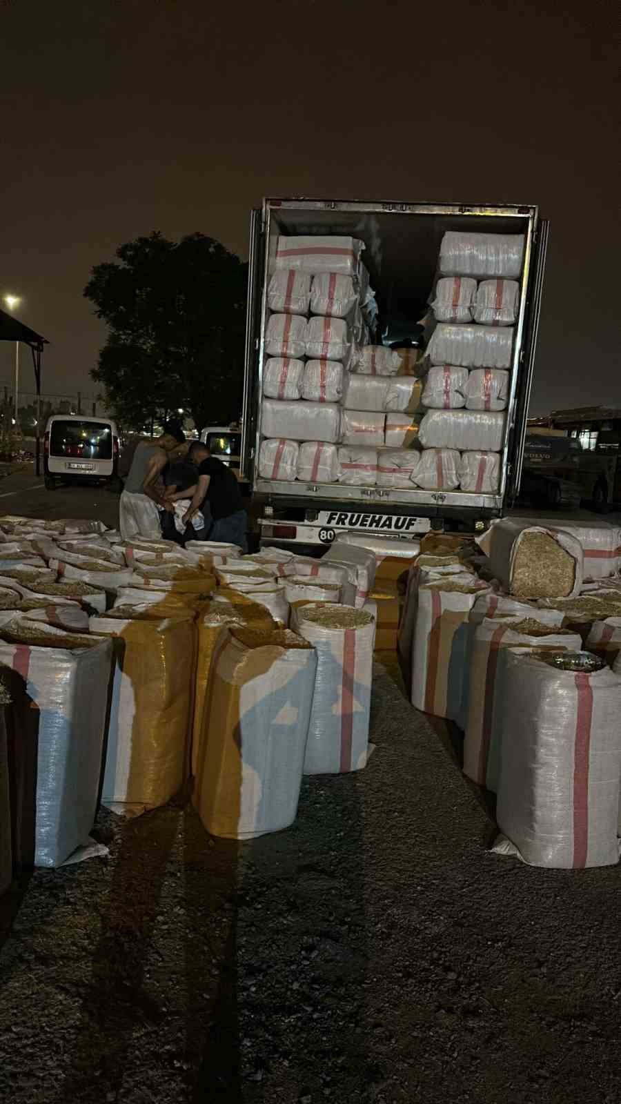 Saman y&uuml;kl&uuml; tırdan 3 milyon TL&rsquo;lik g&uuml;mr&uuml;k ka&ccedil;ağı sigara &ccedil;ıktı
