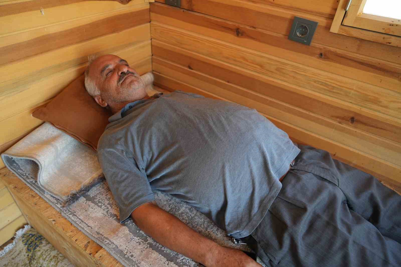 Arı kovanı havası soluyarak şifa arıyorlar
