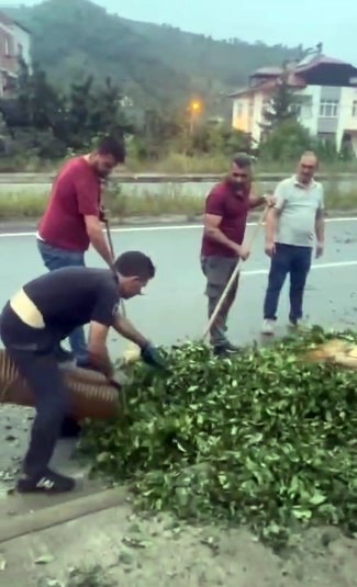 Kaza sonrası yola sa&ccedil;ılan kamyon kasasındaki 10 ton &ccedil;ayı b&ouml;yle temizlediler
