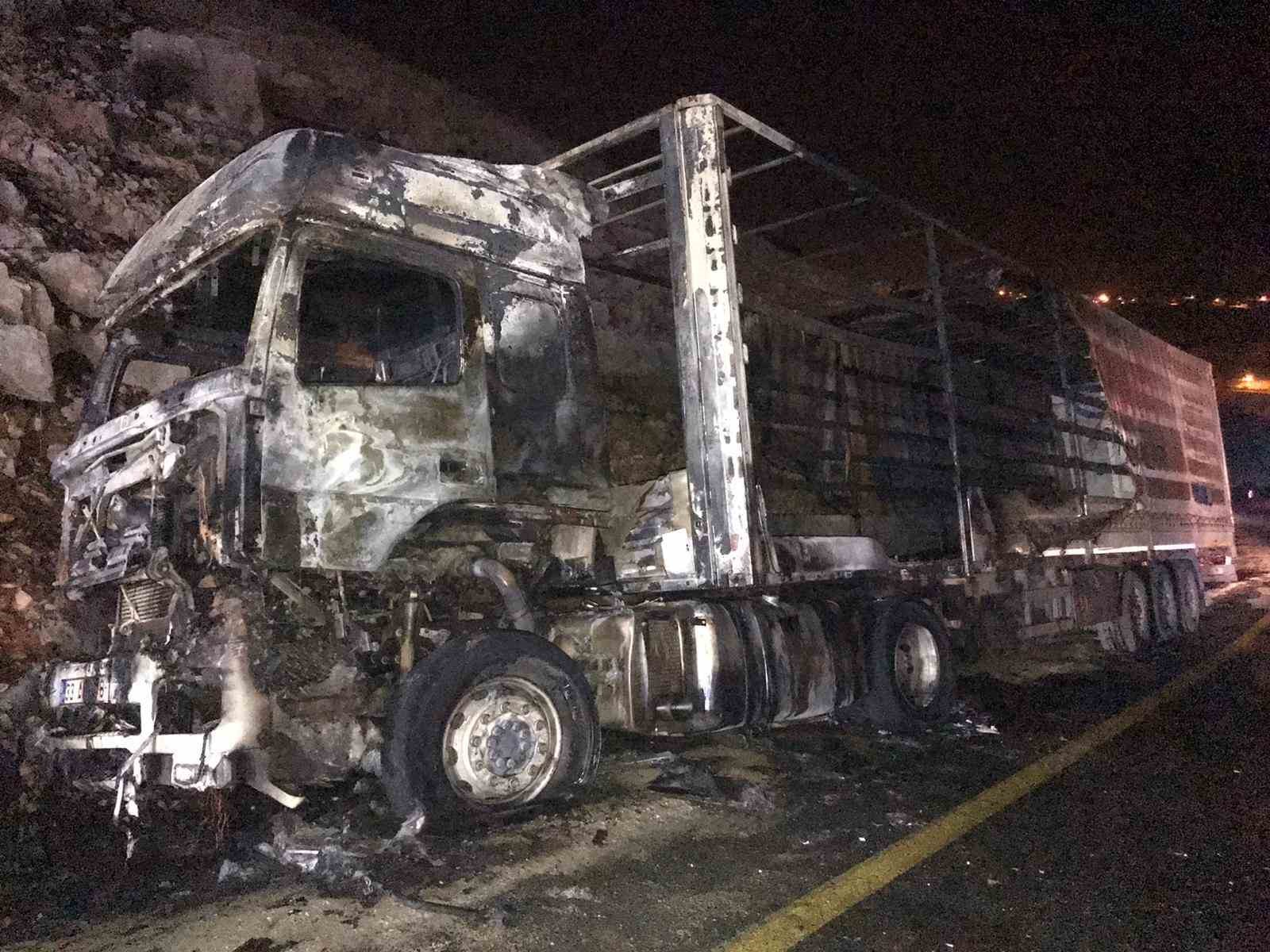 Mardin&rsquo;de alevlere teslim olan tır, geceyi aydınlattı
