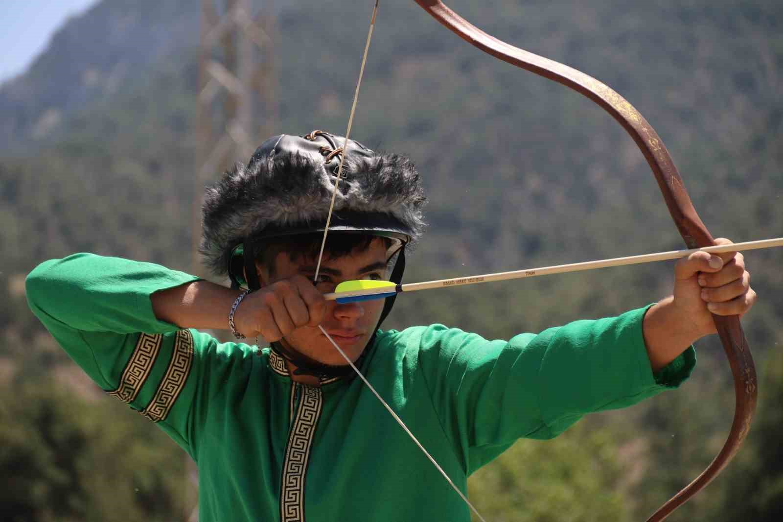 İsmail Mert Yıldırım, boş arazideki parkurda yaptığı antrenmanlarla uluslararası derecelere uzandı
