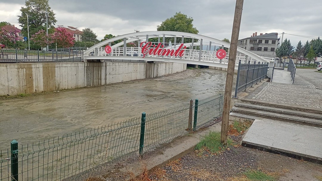 Akdere ekipler tarafından temizleniyor