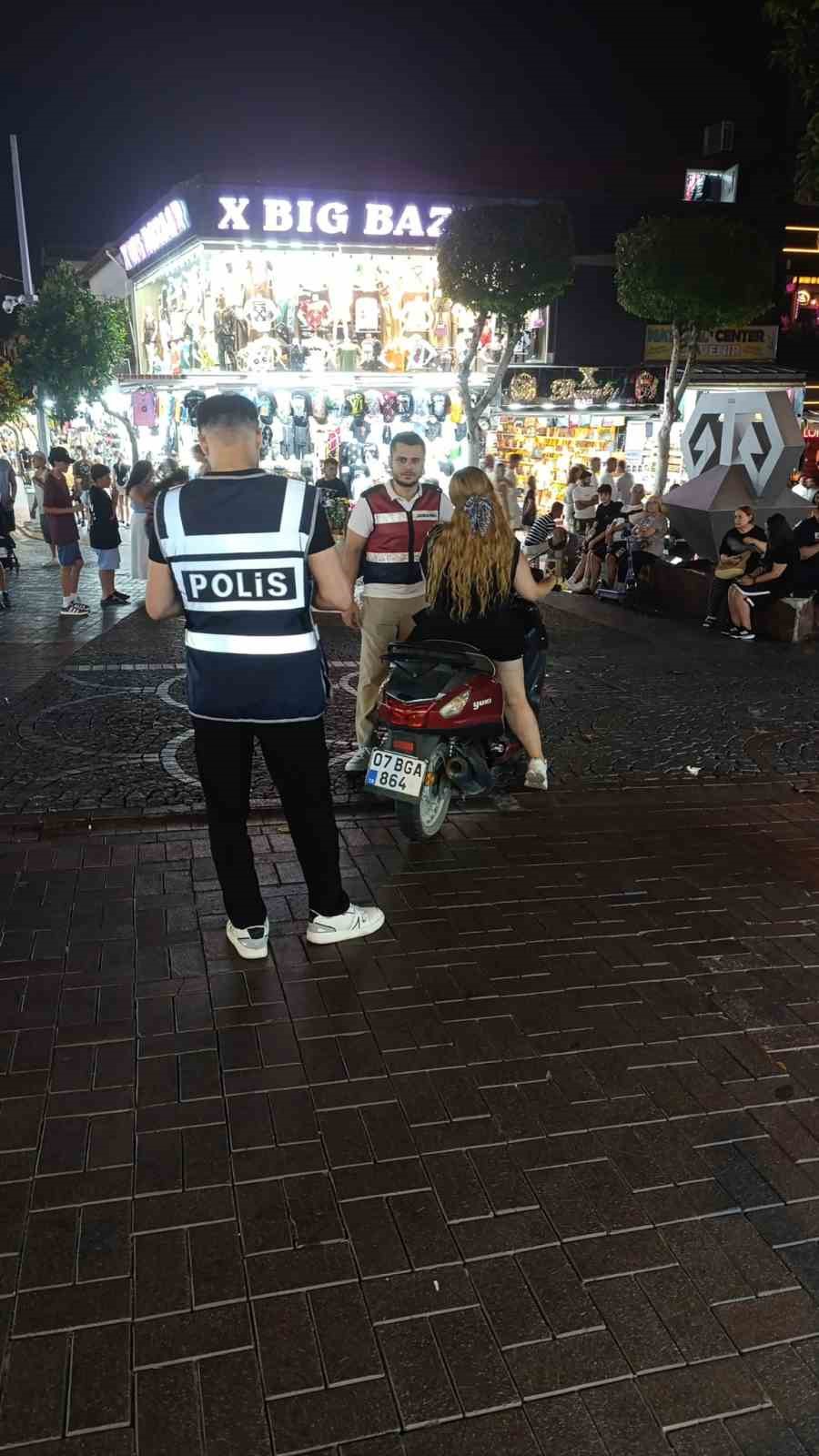 Alanya&rsquo;da yaya yollarına ara&ccedil;la giren 20 s&uuml;r&uuml;c&uuml;ye 43 bin TL ceza
