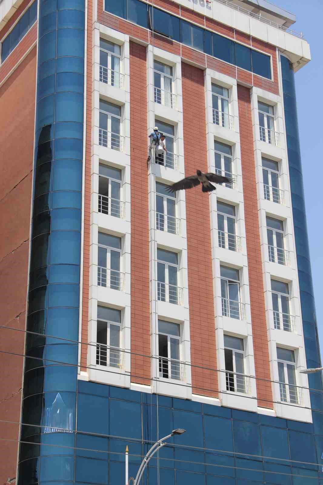 Kuş gibi s&uuml;z&uuml;l&uuml;p metrelerce y&uuml;kseklikte &ccedil;alışıyorlar
