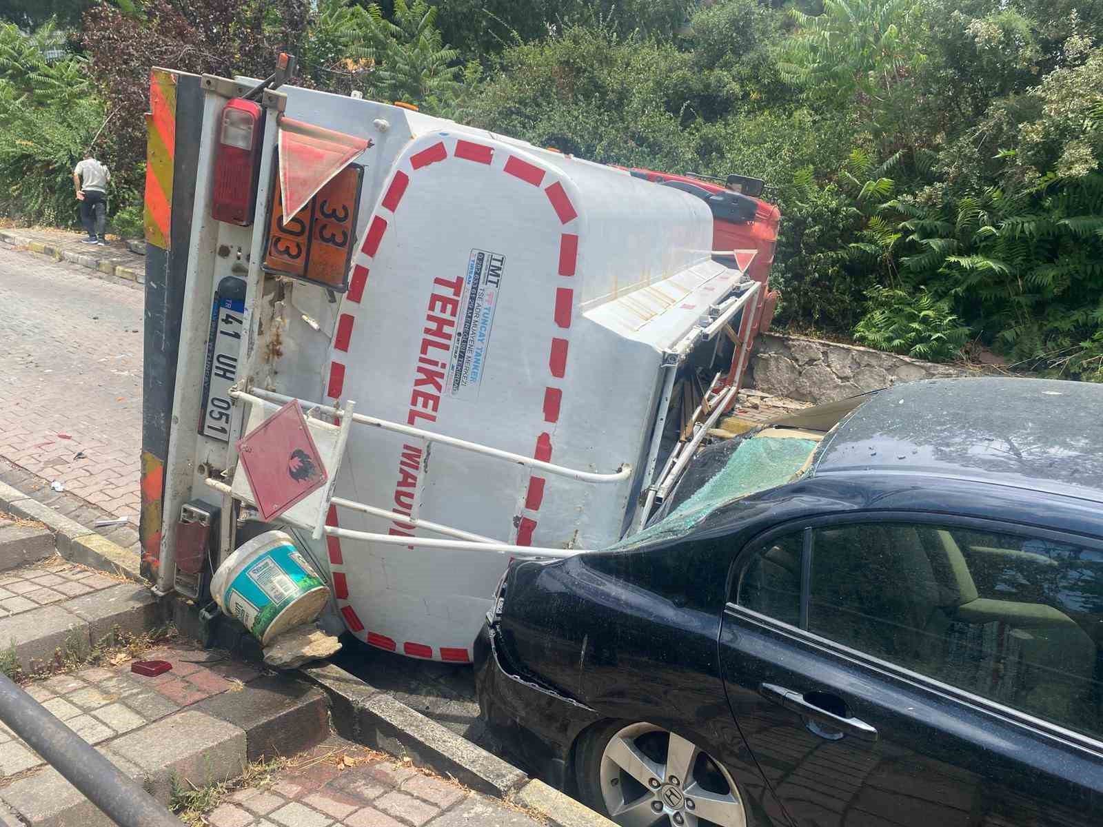 &Uuml;sk&uuml;dar&rsquo;da akaryakıt tankeri devrildi: 1 yaralı
