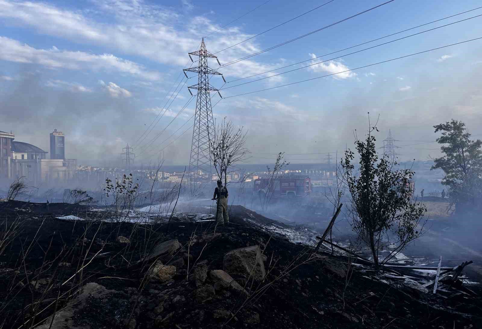 Esenyurt&rsquo;ta otluk alanda &ccedil;ıkan yangın s&ouml;nd&uuml;r&uuml;ld&uuml;
